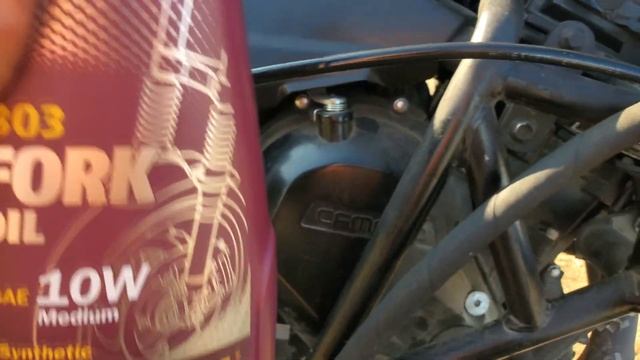 кринжовая но простая замена масла в обычной вилке мотоцикла смотреть онлайн