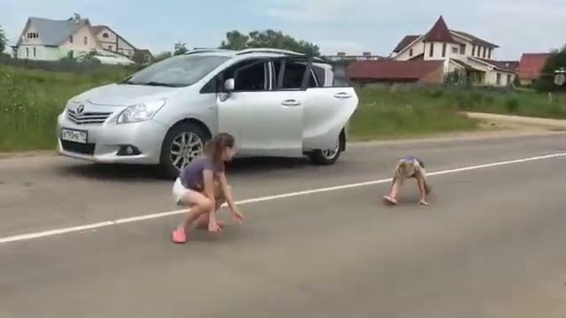 Поучаствовали в флешмобе T-killah под песню «Ноги молодцы» смотреть онлайн