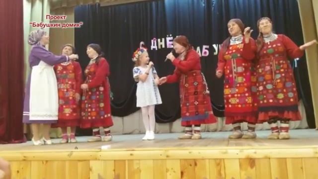 "Бабушки из Бураново" и Лиза Перминова исполняют хит Вячеслава Добрынина "Бабушки-старушки" смотреть онлайн