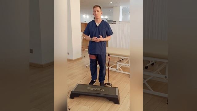 Как ходить по лестнице с тростью при паретичной руке со стороны перил смотреть онлайн