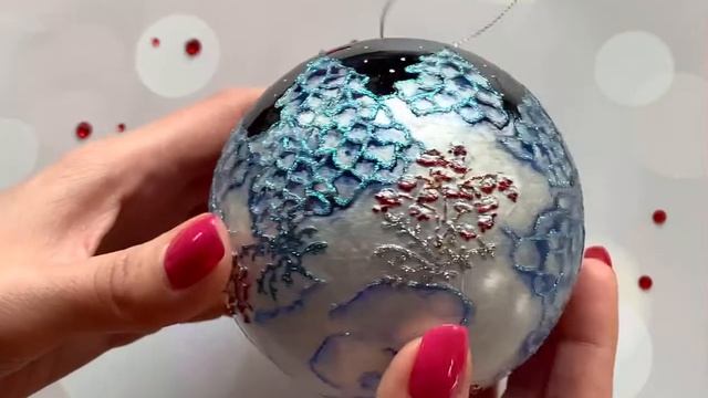 Новогодний шар "Тройка Деда Мороза" смотреть онлайн