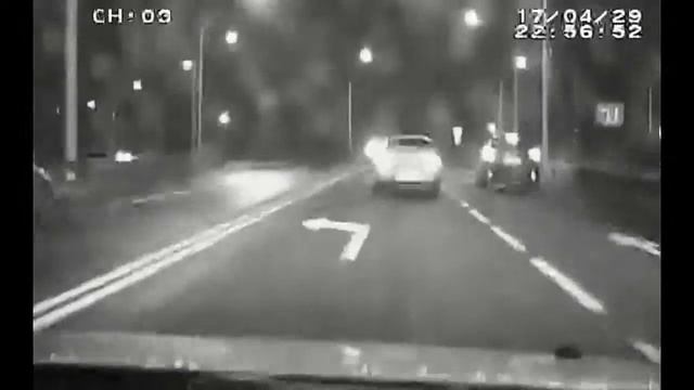 Полицейские стреляли по колёсам Subaru Impreza во время погони в Иркутске смотреть онлайн