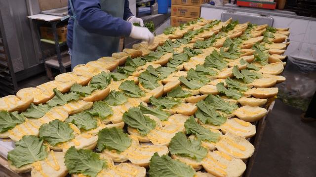 하루 1500개씩 팔리는 햄버거? 쉴틈없이 팔리는 대박터진 수제버거 Amazing handmade burger mass production - Korean street food смотреть онлайн
