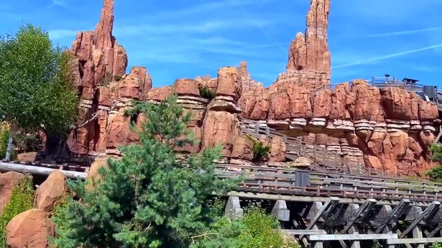 The Hidden Reality of Disneyland Paris Revenues смотреть онлайн
