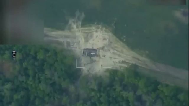 Российская артиллерия уничтожает технику ВСУ.mp4 смотреть онлайн