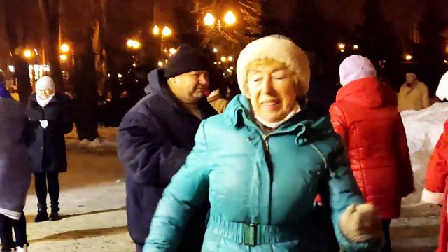 ТЫ КРЕПЧЕ МЕНЯ ЛЮБИ! СЧАСТЛИВЫЕ МОМЕНТЫ ИЗ ПАРКА ГОРЬКОГО ХАРЬКОВ ТАНЦЫ смотреть онлайн