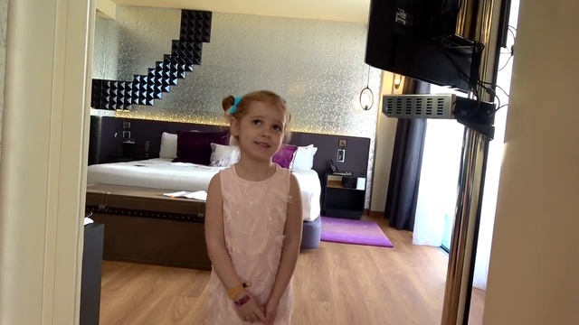 ВЛОГ На ОСТРОВЕ в Океане Хард Рок Большая ванная с пеной Рум Тур Fun family видео для детей смотреть онлайн