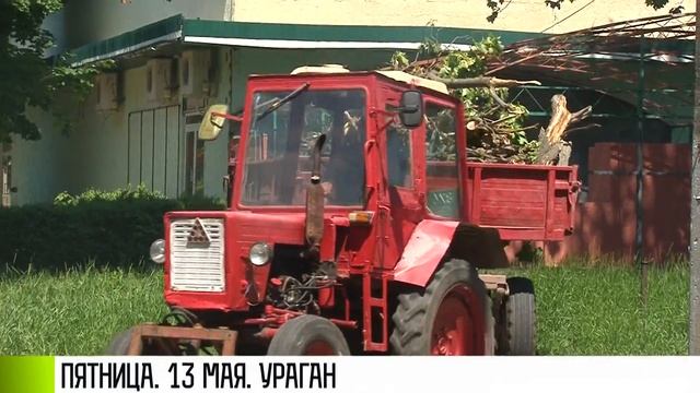 Ураган поломал ветки и рекламный щит в Слободзее смотреть онлайн