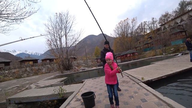 Fishing on the trout farm! Рыбалка на форель, талгарская форель смотреть онлайн