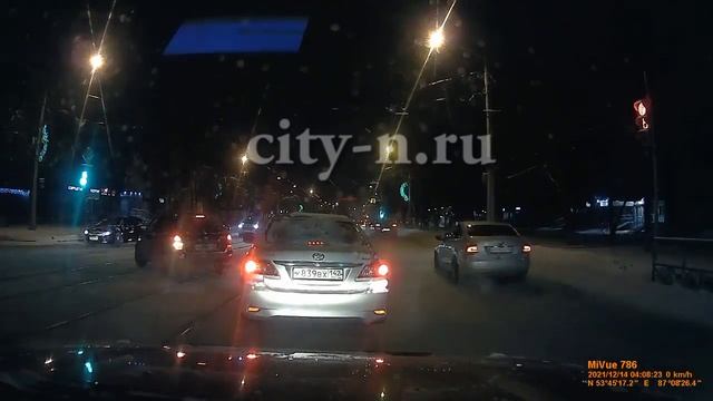 Из-за таких водителей Октябрьский стоит в пробке смотреть онлайн