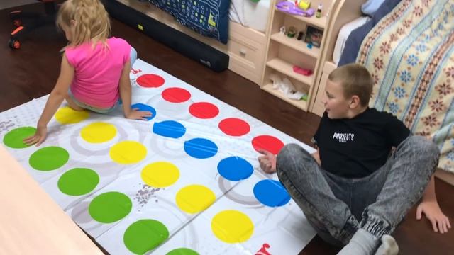 Твистер челлендж мальчики против девочек / Twister Challenge Мысля Геймится смотреть онлайн