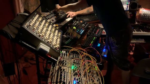 Griffin Kloud - Live Jam 03 (Moog, Roland, Vermona, Elektron, Tempest, Prophet, Eurorack) смотреть онлайн