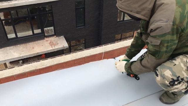 Монтаж ПВХ мембраны на парапеты в частном доме с плоской крышей смотреть онлайн