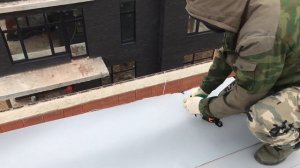 Монтаж ПВХ мембраны на парапеты в частном доме с плоской крышей