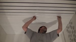 Технология сборки реечного потолка, вставляем распорные планки.