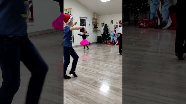 ??? Котенкок #4years танцует самбу со взрослыми? #бальныетанцы #самба #румба #джайв смотреть онлайн