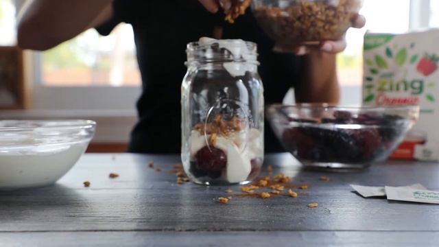 Berry Medley and Granola Parfait | Born Sweet Zing™ Organic Stevia Sweetener смотреть онлайн