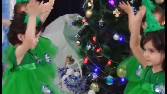 Маленькие Ёлочки выступают для вас друзья! Поддержим симпатюлек смотреть онлайн