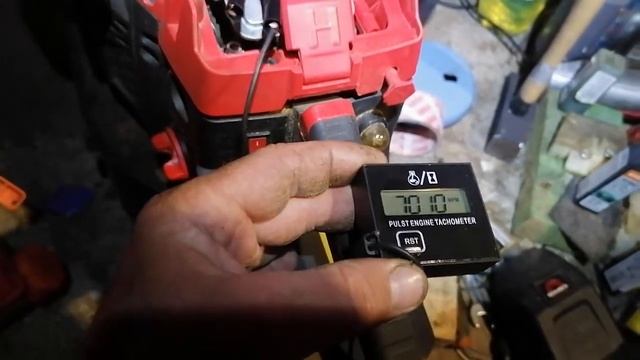 Тахометр для бензоинструмента в работе