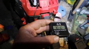 Тахометр для бензоинструмента в работе