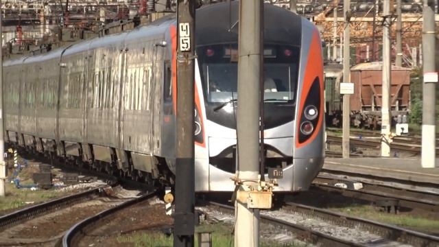 Hyundai Rotem HRCS2 "Intercity+" high-speed electric train at Darnytsia station, Kyiv, Ukraine смотреть онлайн