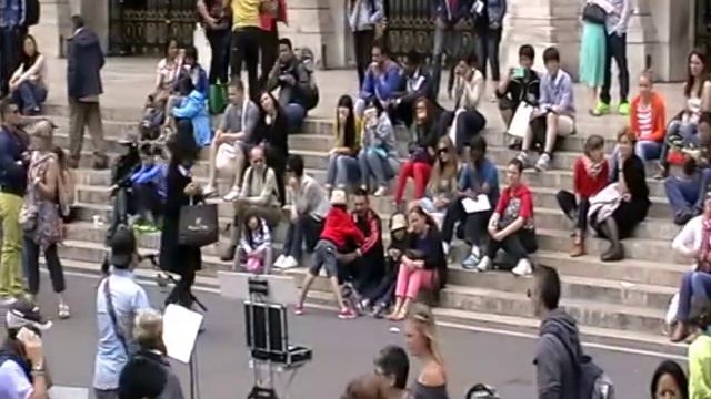 Уличный певец у Opera Garnier, Париж смотреть онлайн