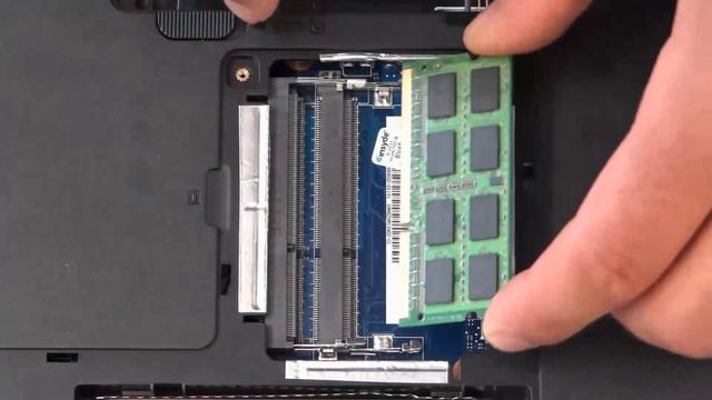 Toshiba Satellite C870 / C870D / L870 / L870D / L875 / L875D Series: Memory Replacement