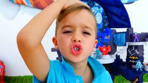 Влад и Никита распаковывают набор игрушек Batcave и играют с ним