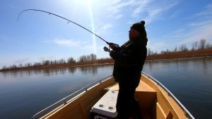 ТУТ ЖОР НАЧИНАЕТСЯ! Рыбалка в Астрахани ранней весной на спиннинг.mp4