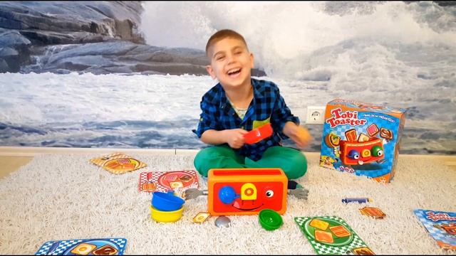 Tobi Toaster! Сумасшедший тостер бросает еду! Очень веселый тостер!