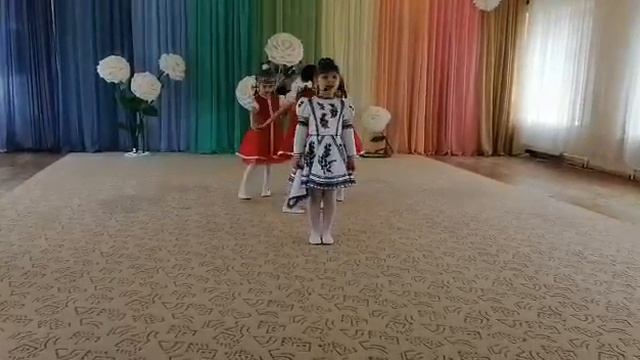 Песня: "Весну звали" в исполнении вокального ансамбля "Соловушка" МБДОУ №77 г.Шахты смотреть онлайн