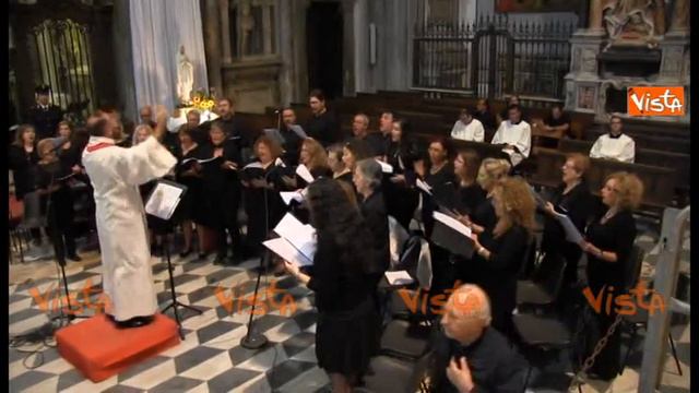 Miracolo di San Gennaro, si è sciolto il sangue del martire nel Duomo di Napoli смотреть онлайн