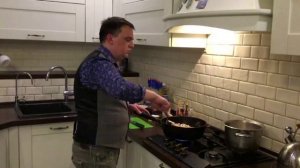 Кальмары с грибами в сливочном соусе