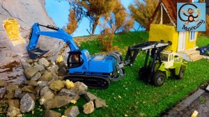 Дети и Машина. Экскаватор засыпала камнями, полицейская машина и машина манипулятор. Манкиту