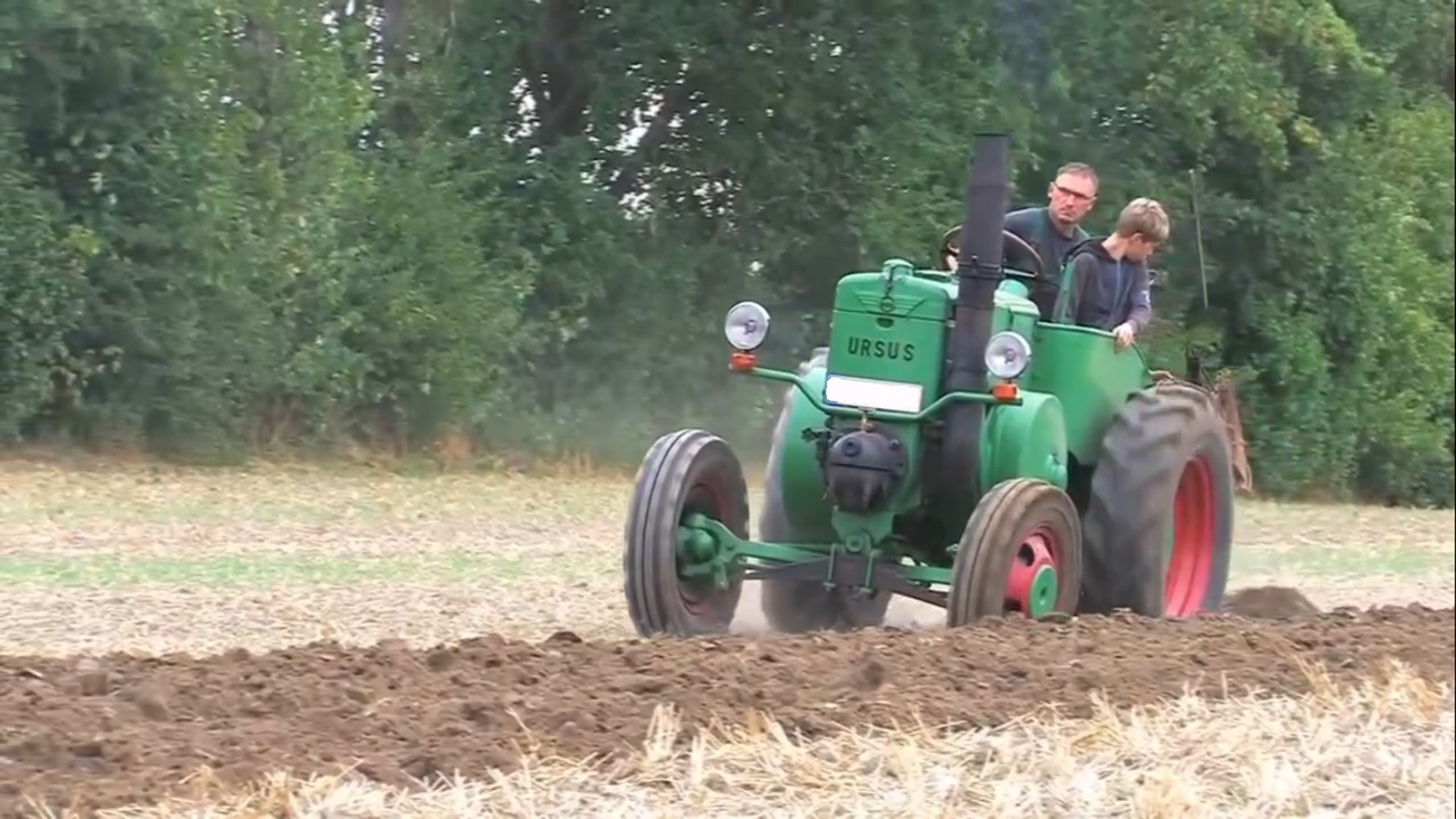 Трактора 1920-1930 годов, работающие на сырой нефти, пашут поле. Нефтяной двигатель. смотреть онлайн