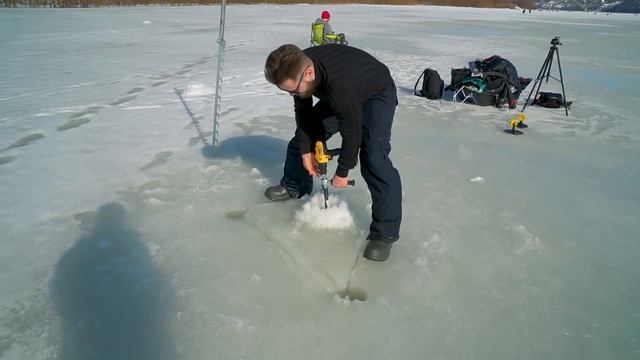 РЫБАЛКА НА ЛЬДУ 2.0 \\ 1000 Рыбаков VS Рыба смотреть онлайн
