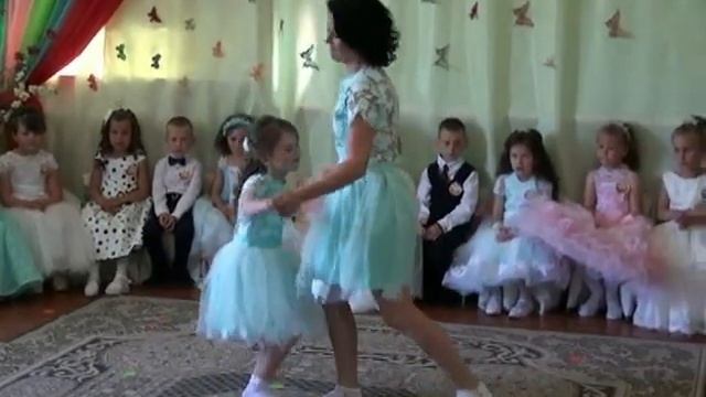 Танец на выпускной в садике песня Мама и дочка!!! смотреть онлайн