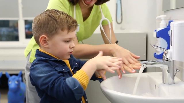 Как правильно мыть руки детям и взрослым смотреть онлайн