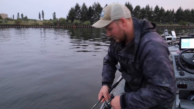 Jigging for KING SALMON // King Salmon Fishing Michigan смотреть онлайн