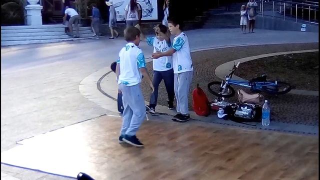 ЯЛТА.Приморский пляж.Где туристы.Идем гуляем по Ялте.Крым 2017. смотреть онлайн