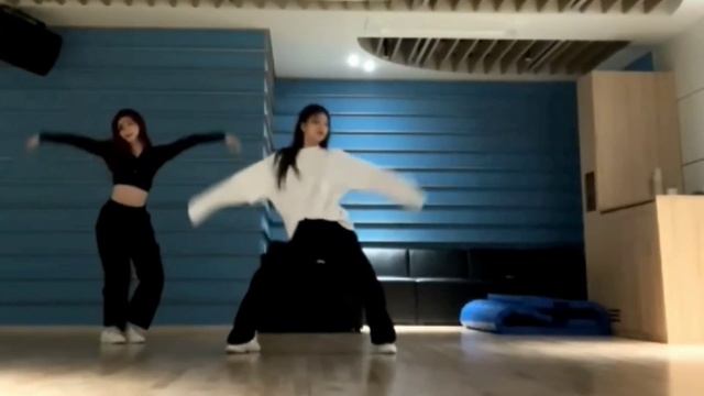 ITZY-Yeji and Chaeryeong- Tip Toe dance (mirrored) смотреть онлайн