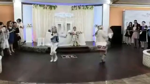 Северный танец матери с дочкой смотреть онлайн