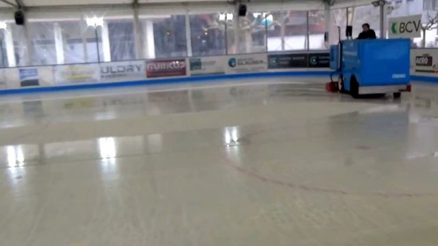 Влог видео для детей, Мисс Евелина на льду карусель, подарки, веселье смотреть онлайн
