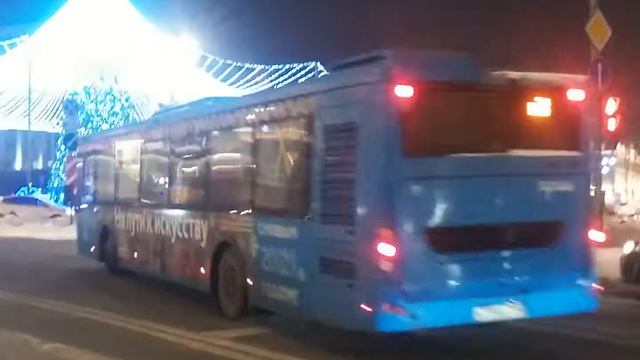 ЛиАЗы-5292.22 040228, НефАЗ-5299-40-52 160869 и 161868, 5292.65 041466 На Театральной проезде