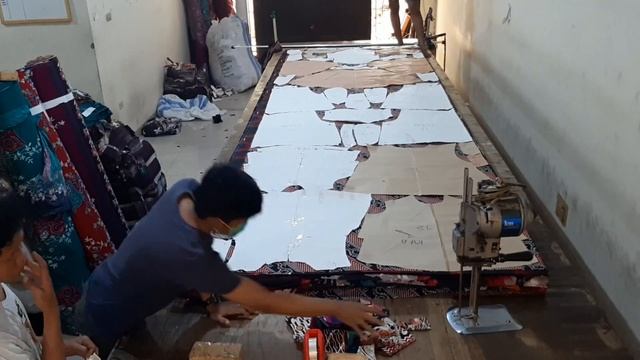 Proses memotong kain batik stretch #konveksi01 смотреть онлайн