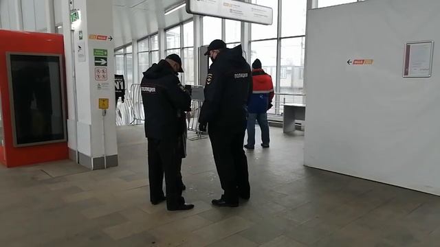 Транспортная полиция на станции Окружная проверяет умпассажиров электронные пропуска смотреть онлайн