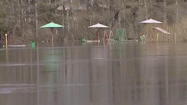 Талая вода продолжает наступление на Вологду смотреть онлайн
