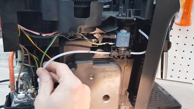 Замена переходника в кофемашине Philips EP 2020. смотреть онлайн
