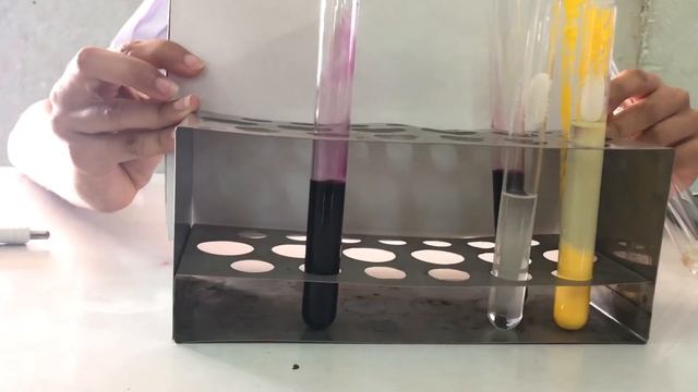 การเกิดปฏิกิริยาเคมี (KMnO4+HCl) смотреть онлайн