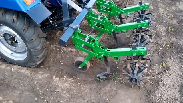 Прополка картоплі міжрядним культиватором з їжаками, мінітрактором булат 254 смотреть онлайн